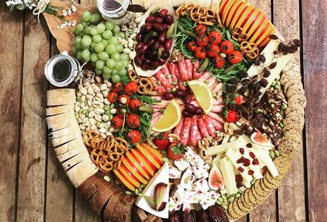 Round cheeseboard presentation with all the ingredients presented nicely on a wooden table with different kinds of cheese, fruits and pastries. Christmas Nibbles, Christmas Buffet, Christmas Platter, Antipasto Platter, Snack Platter, Charcuterie Inspiration, Charcuterie Platter, Party Food Platters, Charcuterie And Cheese Board