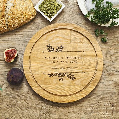 Oak Chopping Board, Personalized Cheese Board, Wooden Serving Boards, Laser Cut Wood Crafts, Woodworking Inspiration, Wood Burning Patterns, Kitchen Dinning, Floral Decoration, Natural Gifts