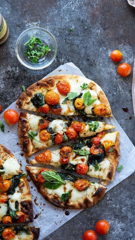 Tomato Flatbread, Flatbread Recipe, Burrata Cheese, Italy Food, Flatbread Recipes, Flat Bread, Flatbread Pizza, Healthy Recipies, Baby Spinach