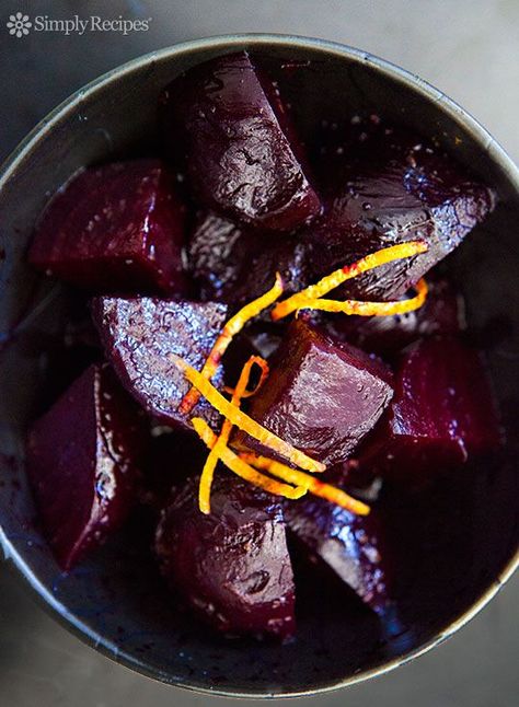 Boiled Beets, Beets Roasted, Wilted Greens, Holiday Roast, Balsamic Glaze Recipes, Plats Healthy, Beet Recipes, Pickled Beets, Red Beets