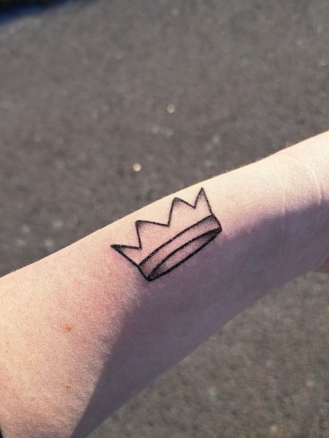 Ranboo / Techno crown tattoo Small Crown Tattoos, Ranboo Tattoo, Small Crown Tattoo Design, Crown Micro Tattoo, Fix Your Crown Tattoo, Tiny Queen Crown Tattoo, Small Crown Tattoo, Family Flowers, Crown Tattoo