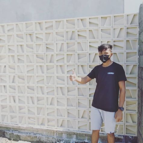 Loster beton 2 sisi antitanpias Pagar Loster, Roster Pagar, Home Grill Design, Breeze Block Wall, Desain Pantry, Small Room Design Bedroom, Cafe House, Minimalist House Design, Small Room Design