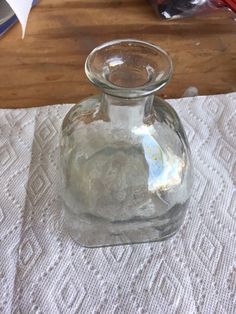 A woman saves a leftover liquor bottle. The reason? I am so making this for my mantel! Patron Bottles, Bottle Upcycle, Old Liquor Bottles, Mantel Christmas, Patron Bottle, Upcycle Vintage, Glass Bottle Diy, Bottle Diy, Tequila Bottles