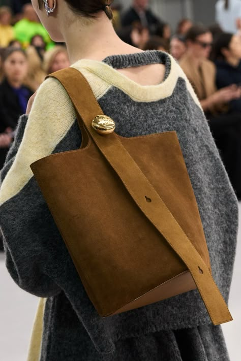 Loewe Spring 2024 Ready-to-Wear https://www.vogue.com/fashion-shows/spring-2024-ready-to-wear/loewe/slideshow/detail#38 Unique Bags, Kendall Jenner Style, 가을 패션, Spring 2024, Fashion Details, Primavera Estate, Preppy Style, Victoria Beckham, Elegant Style