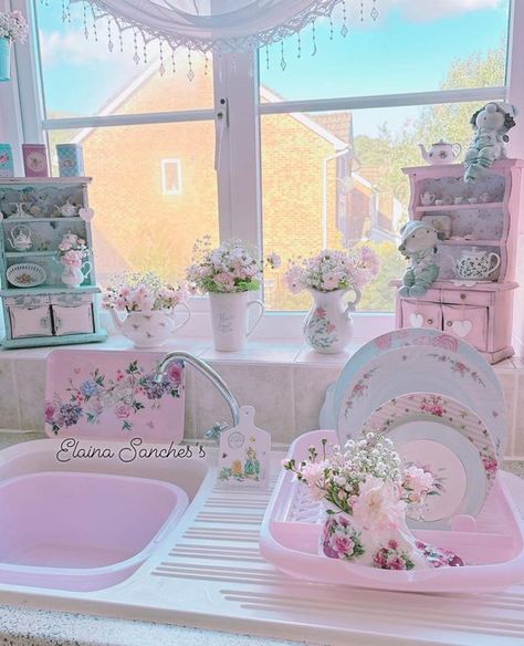 Elaina's  Sanches Shabby chic home decoration and crafts Shabby Chic Campers, Alaska Cabin, Romantic Kitchen, Chic Kitchen Decor, Shabby Chic Kitchen Decor, Shabby Home, Shabby Chic Home, Kitchen Decor Ideas, White Shabby Chic