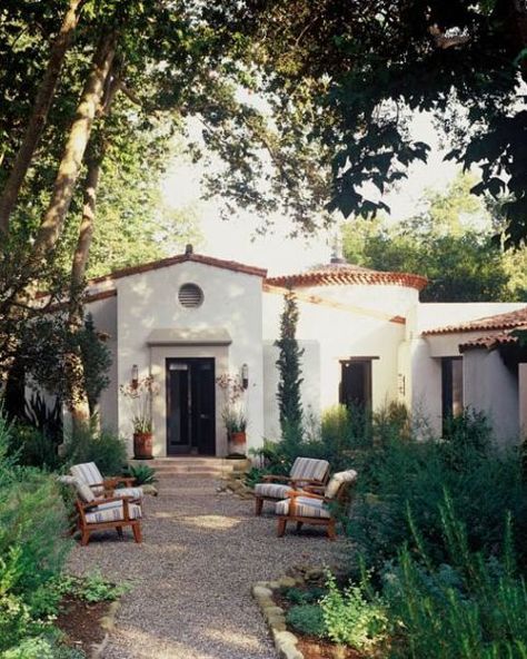 Style Hacienda, Colonial Revival Architecture, Casa Hobbit, Santa Barbara Style, Outdoor Sitting, Spanish Bungalow, Spanish Architecture, Spanish Style Home, Casas Coloniales