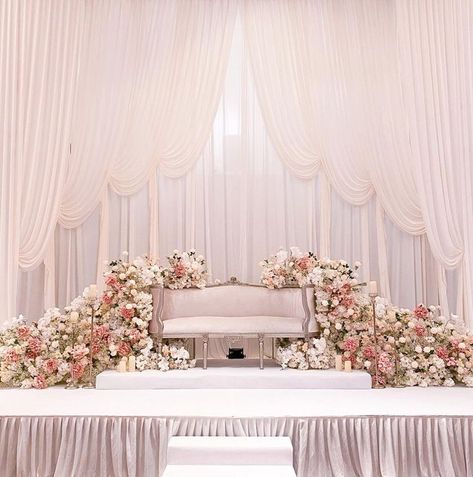 Pelamin English Style, Pelamin Minimalist Dewan, Pastel Pelamin, Wedding Dais Pelamin, Backdrop Ideas For Wedding, Pelamin Idea, Wedding Pelamin, Pelamin Nikah, Pastel Wedding Decorations