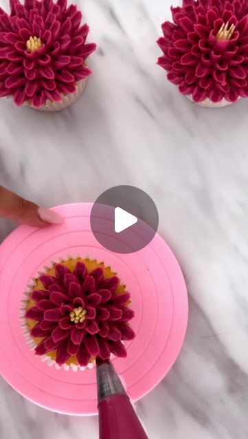 Creator of the worlds first standing cupcake bouquet on Instagram: "All day… every day 🧁" Piping Videos, How To Pipe Roses, Cupcakes Flores, Pieces Cake, Decorated Cupcakes, Decoration Pieces, Floral Cupcakes, Creative Cupcakes, Cake Decorating Piping