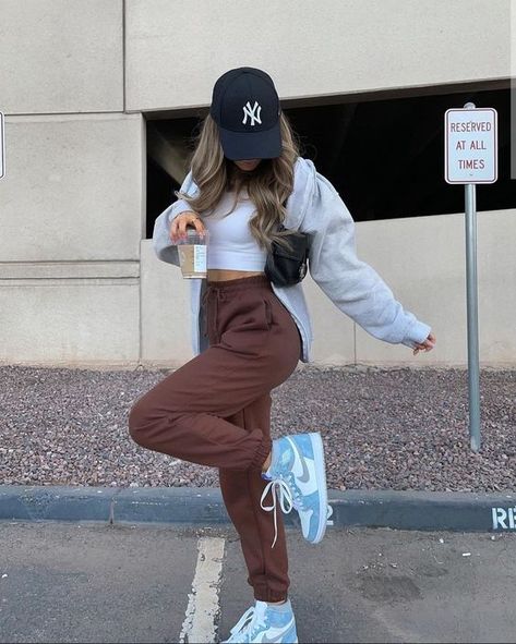 Tracksuit Outfit Women Street Styles, Athletic Pants Outfit, Air Jordan 1 Hyper Royal, Spring Outfit Aesthetic, Custom Air Jordan 1, Cute Sporty Outfits, Ny Outfits, Joggers Outfit, Outfits Spring