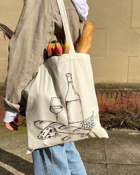 Picnic Bag Aesthetic, Tote Bag Product Photography, Tot Bag Aesthetic, Tote Bags Design Ideas, Tote Bag Outfit Aesthetic, Tote Bag Aesthetic Outfit, Tote Bag Inspiration, Tote Bag Inspo, Tote Bags Aesthetic