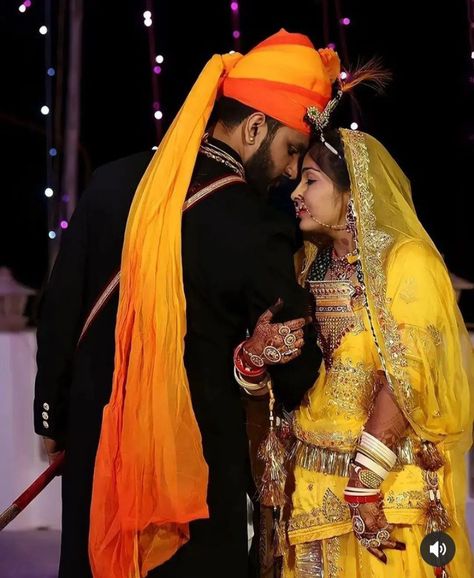 Couple Poses Rajputi, Rajputi Pose Couple, Rajasthani Couple Photoshoot, Rajputi Wedding Couple Poses, Rajput Couple Photoshoot, Cupel Pose, Rajputi Couple Photoshoot, Rajasthani Couple Photography, Rajput Couple