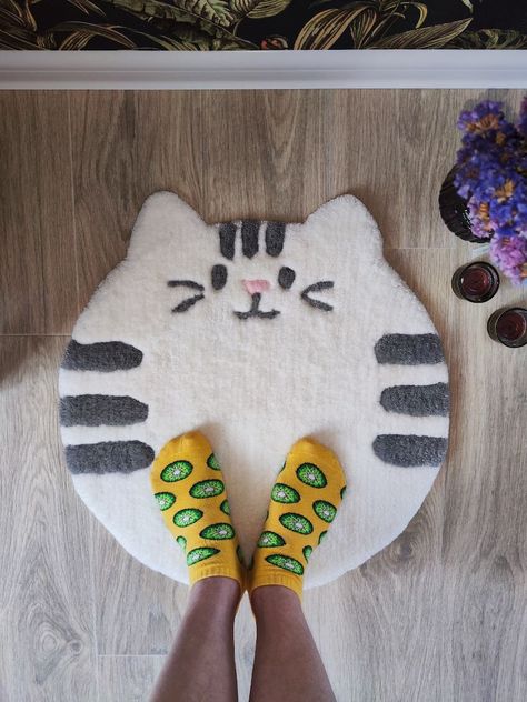 Tufted small round rug with a cool cat design. Let this cute, fluffy, white carpet kitten bring joy and comfort to your home.  DIMENSIONS: ✅ Diameter 53 cm ✅Thickness: 1 cm  MATERIALS: ✅Hypoallergenic acrylic threads ✅Base fabric for carpets ✅Glued with strong special glue  Stay up to date with new products and discounts - subscribe to my store! Cat Tufting, Funky Carpet, Small Round Rug, Carpet Glue, Cat Fluffy, Tufting Rug, Cat Rug, Colorful Bedroom, White Carpet