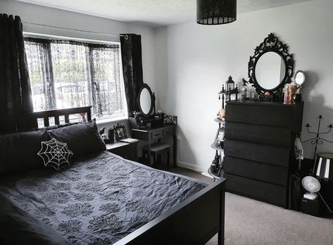 Edgy Bedroom, Minimalist Goth, Gothic Decor Bedroom, Goth Bedroom, Dark Home Decor, Goth Home Decor, Ideas Casa, House Inside, Dream Room Inspiration