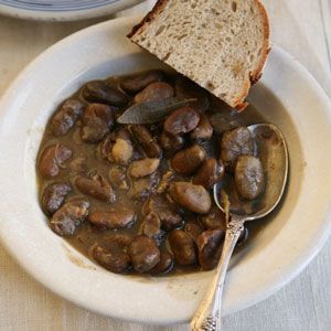 Simple country stew that's going to make your kitchen smell SO good! Fava Bean Stew with Garlic, Thyme, and Bay Leaves Beans Stew, Fava Beans Recipes, Fast Metabolism Diet Recipes, Greek Kitchen, Haylie Pomroy, Fava Bean, Metabolism Diet, Cooking Dried Beans, Portuguese Food