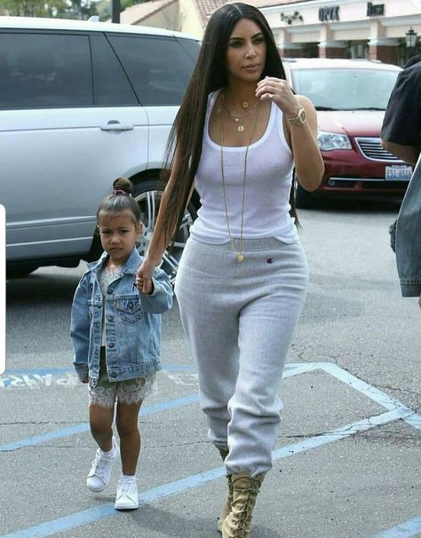 Kim Kardashian Style Casual, Kardashian Casual Outfit, Sweats And Heels, Estilo Kim Kardashian, Kim Kardashian Outfits, Kardashian Outfit, Kardashian Photos, Kim Kardashian Style, Kardashian Style