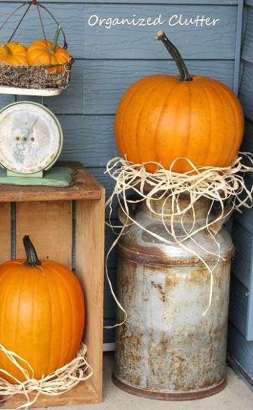 11 Charming Things You Can Do With An Old Milk Can | Hometalk Milk Can Ideas Front Porches, Rustic Fall Porch, Pallet Snowman, Milk Can Decor, Old Milk Cans, Vintage Fall Decor, Milk Churn, Fall Centerpieces, Vintage Milk Can