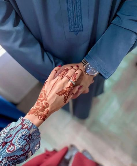 Eid Couple Pics Aesthetic, Couple Eid Picture Ideas, Eid Dpz For Couple, Eid Mubarak Couple Pic, Eid Couple Pics, Couple Mehndi Design, Eid Couple, Couple Hands Holding, Wedding Suits Men Black