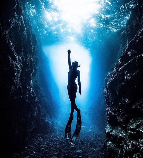 Diving Underwater Photography, Diving Pictures Underwater, Woman Diving Into Water, Scuba Diving Photography Underwater, Thailand Activities, Free Diving Photography Underwater, Mermaid Board, Koh Samui Beach, Sea Pictures