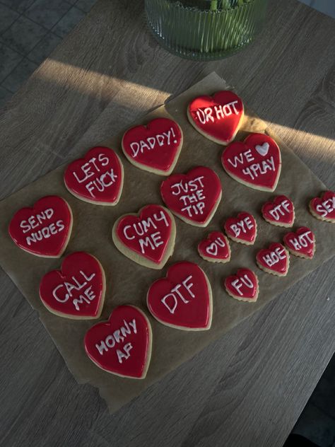 anti Valentine's Day cookies! Funny and sexy sayings Anti Valentines Day Desserts, Dirty Valentines Cookies, Funny Valentines Cookies, Funny Sugar Cookies, Cookies For Boyfriend, Bf Valentines Day Gifts, Bakery Boxes Packaging, Cookie Sayings, Funny Cookies