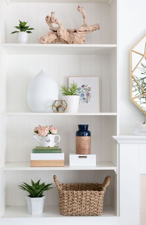 shelf styling ideas White Shelf, Shelf Decor Living Room, Bookcase Styling, Regal Design, Bookshelf Styling, White Shelves, Bookshelf Decor, Decoration Inspiration, Shelf Design