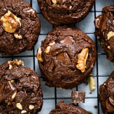 Brownie Walnut Chocolate Chunk Cookies - Vegan & GF Options too! Apple Fritter Bread, Fudgy Brownie, Cookies Vegan, Walnut Cookies, Healthy Sugar, Chocolate Chunk, Chocolate Chunk Cookies, Chocolate Donuts, Dairy Free Chocolate