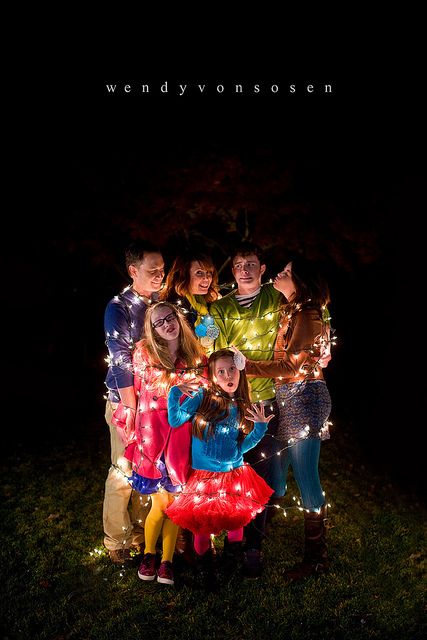 OH my heck this is a CUTE Family Christmas photo idea! via @wendyvonsosen Unique Family Photos, Family Christmas Pictures, Photos Booth, Family Christmas Cards, Christmas Family Photos, Foto Tips, Christmas Photography, Family Posing, Cute Family