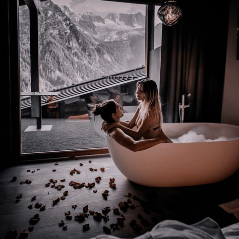 Couple Bubble Bath, Manifest Romance, Couples Bathtub, Bath Couple, Bath Pics, Luxury Life Aesthetic, Vacation Lifestyle, Couples Resorts, Broken Trust