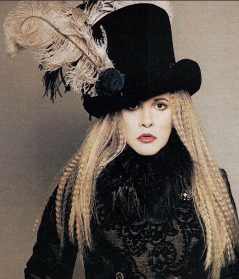 stevie-nicks-1970-top-hat-photo Stevie Nicks Outfits, Stevie Nicks Images, Stevie Nicks Costume, Stevie Nick, Stevie Nicks Concert, Top Hats For Women, Stevie Nicks Style, Black Sparkly Dress, Lindsey Buckingham