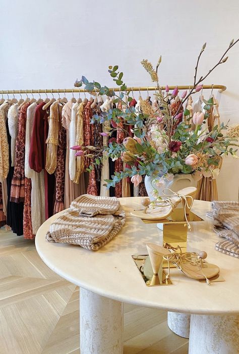 Scandinavian Boutique Interior, Boutique Hanging Ideas, Vendor Mall Booth Ideas, Classy Boutique Interior, Fun Boutique Ideas, Cute Store Interior, Shop Design Idees Boutiques, Women Clothes Shop Interior Design, Boutique Design Store Layout