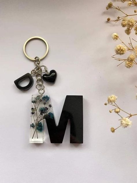 Diy Resin Gifts, Diy Resin Keychain, Resin Pendant Diy, Resin Art Canvas, Seni Resin, قلادات متدلية, Resin Crafts Tutorial, Resin Art Painting, Resin Jewelry Diy