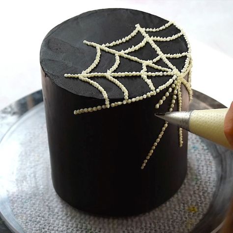 Cute Halloween Cakes, Spider Web Cake, Spider Cake, Spiderman Birthday Cake, Halloween Cake Decorating, Big Spiders, Birthday Quotes For Me, Spiderman Birthday, Birthday Halloween Party