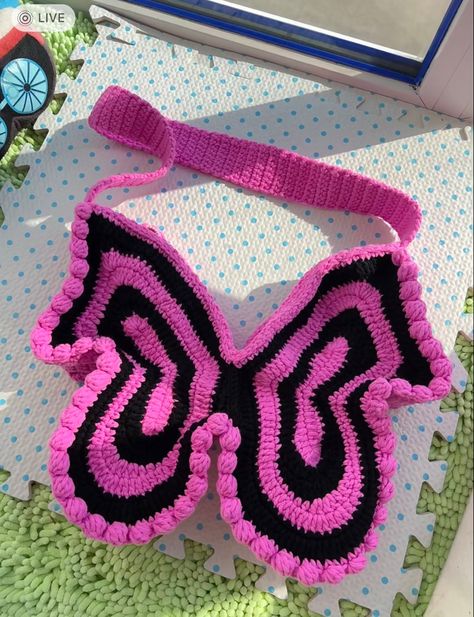 The bag is inspired by butterflies. It's so easy to do, it only took me 2 days to perfect it. If you also want to own such a bag, buy the pattern now! Butterfly Bag Crochet Pattern, Butterfly Bag Crochet, Crochet Butterfly Bag, Crochet Amigurumi Free Pattern, Crochet Butterfly Applique, Crochet Butterflies, Butterfly Crochet, Butterfly Bag, Butterfly Tutorial