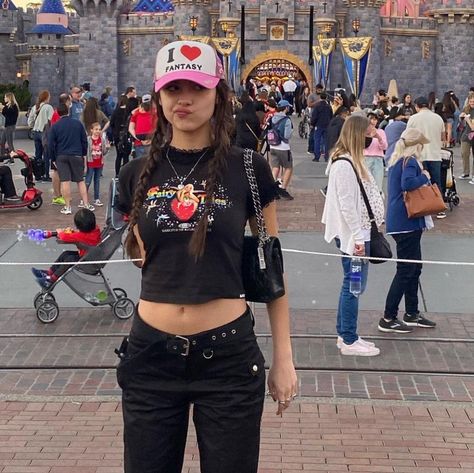 Clashing Outfits, Theme Park Outfits, Disneyland Outfits, The Music Industry, Coachella Outfit, Olivia Rodrigo, Music Industry, Aesthetic Outfits, Look Cool