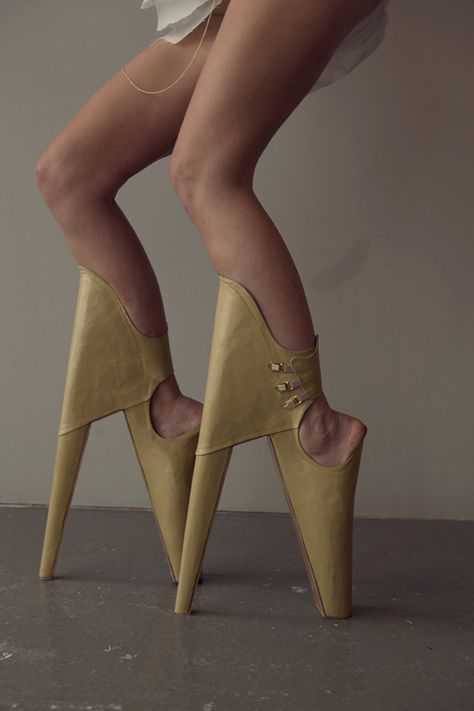 These shoes were made as a commentary on society's unrealistic standards of beauty. Very interesting. Ugly Shoes, Beautiful Heels, Frou Frou, Weird Fashion, How To Make Shoes, Fashion High Heels, Crazy Shoes, Beautiful Shoes, Character Shoes