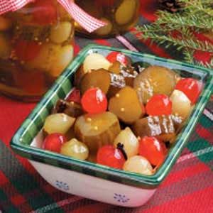 Christmas Pickles Pickled Pickles, Christmas Pickle Tradition, Christmas Pickles, Noodle Casserole Recipes, Canning Pickles, Christmas Pickle, Pickle Slices, Dill Pickles, Pickle Relish