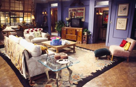 <strong>The '90s Shabby-Chic Aesthetic Combined Glam and Grunge for the Ultimate Laidback Look</strong> 1990s Decor, Monica And Rachel, 90s Decor, Friends Apartment, Monochromatic Room, Green Apartment, Jessica Day, Apartment Decoration, New York City Apartment