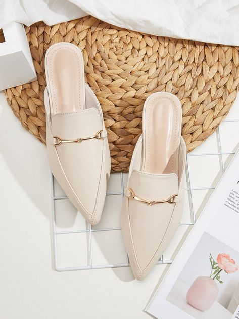 Shoes Fashion Photography, Shoes Photography, Women Flats, Flat Mules, Pointed Toe Flats, Pretty Shoes, Stylish Shoes, Outfits Summer, Leather Flats