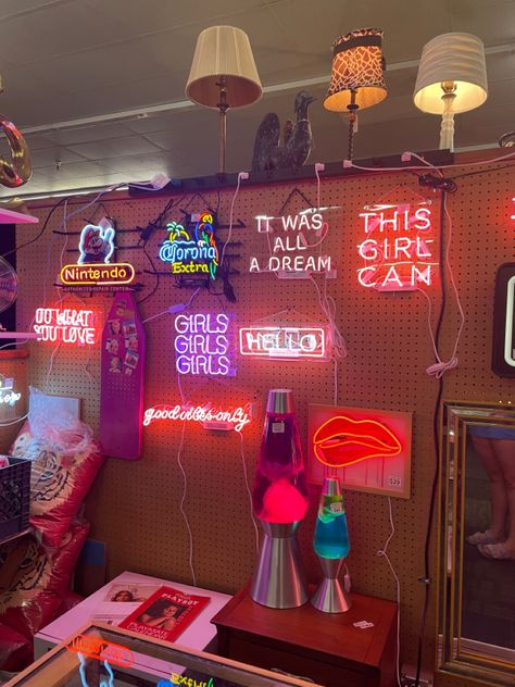 pic taken at an antique shop in az Vintage Neon Signs Aesthetic, Night Club Neon Signs, Martini Glass Neon Sign, Psychic Neon Sign, Old Neon Signs Retro, Maximalist Decor, Mark Making, Room Aesthetic, Antique Shops