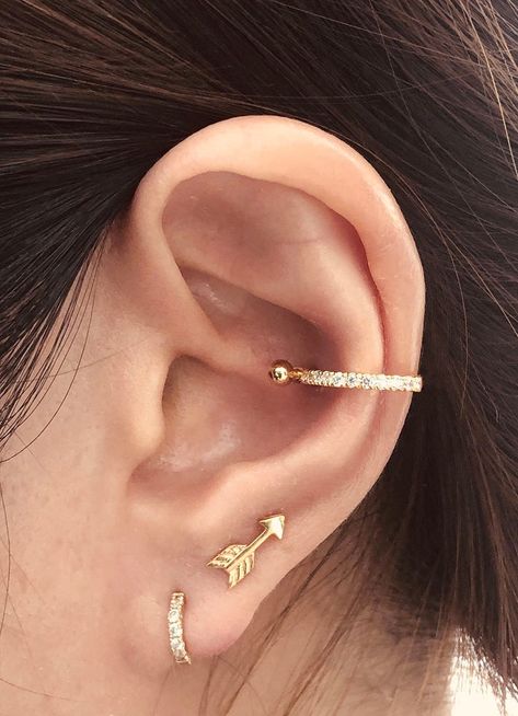 Mid Helix And Conch Piercing, Baby Ear Piercing, Piercing Lobe, Piercing Orbital, Orbital Piercing, Conch Piercings, Conch Hoop, Piercing Cartilage, Gold Bar Earrings