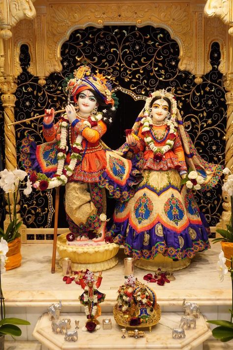 Radha Krishna Temple Images, Radha Krishna Prem Mandir, Radha Astmi Images, Radha Krishna Wallpaper Full Hd 4k, Krishna Temple, Radhe Krishna Wallpapers, Shree Krishna Wallpapers, Farm Paintings, Happy Navratri Images