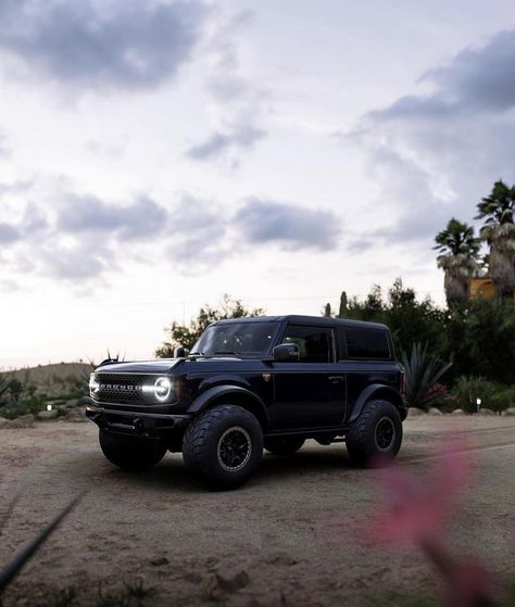 All Black Ford Bronco, Black Bronco Aesthetic, Bronco Blacked Out, Black 2 Door Bronco, Bronco Ford Black, Black Bronco Sport, 2021 Bronco, Bronco Matte Black, Black Ford Bronco 2021