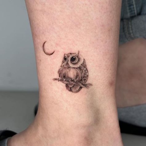 Owl Tattoo Back, Baby Owl Tattoos, Realistic Owl Tattoo, Owl Tattoo Sleeve, Animal Tattoos For Women, Cute Owl Tattoo, Cute Animal Tattoos, Owl Tattoo Design, Tasteful Tattoos