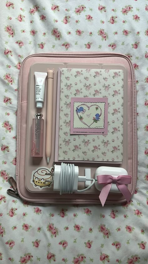 Kawaii Style School Bag, Coquette School Bag, Whats In My School Bag Kawaii, Coquette Suitcase Aesthetic, Pink Harajuku Student Backpack, Studying Stationary, Pink Academia, Pretty School Supplies, School Bag Essentials