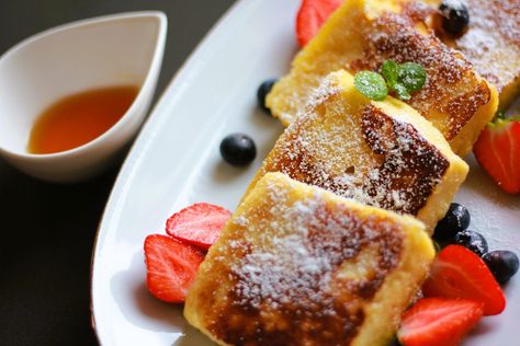 How To Make Japanese French Toast Using Shokupan (Fluffy Milk Bread French Toast) Milk Bread French Toast, Condensed Milk Toast, Japanese French Toast, Fluffy French Toast Recipe, Shokupan Recipe, Japanese Pudding, Making French Toast, Fluffy French Toast, Everything Bread