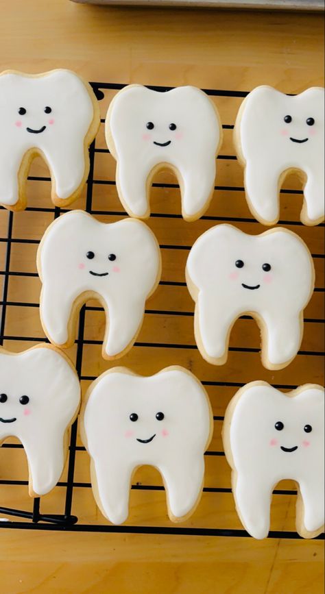 Teeth Party, Dental Booth Ideas, Tooth Decorations, Rdh Graduation Party, Dental Hygiene Party Ideas, Dental Retirement Party Ideas, Dentist Graduation Party Ideas, Dental Graduation Cakes, Tooth Party