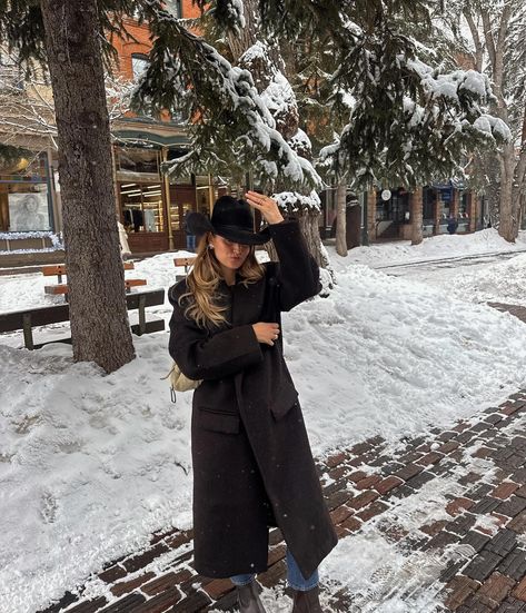 4 Trends That Dominated Aspen This Winter | Who What Wear Aspen Outfit Winter, Winter Ski Fashion, Wyoming Trip, Granola Fits, Vineyard Outfit, Utah Outfits, Ski Fits, Snow Fits, Mountain Fashion