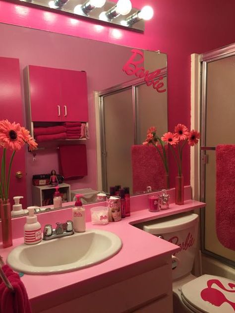 Barbie Dream House Bathroom, Barbie Theme Room Bedroom Designs, Barbie Aesthetic Bathroom, Pink Y2k Bathroom, Barbie Inspired Bathroom, Barbie Pink Bathroom, Malibu Barbie Aesthetic Bedroom, Pink Barbie Bathroom, Barbie Aesthetic Decor