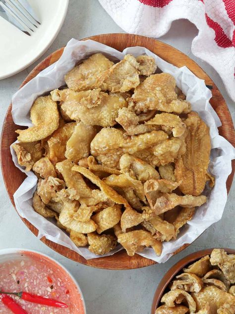 Level up your finger food game with super crispy chicken skin chicharon! These chicken rinds are crunchy, tasty, and delicious as appetizers or snacks. Plus, they're high in fat and have zero net carbs, making them keto-friendly. Crispy Chicken Skin, Fried Chicken Skin, Kawaling Pinoy, Recipes For Chicken, Chicken Burgers Recipe, Carne Guisada, Food Babe, Chicken Skin, Chicken Feed