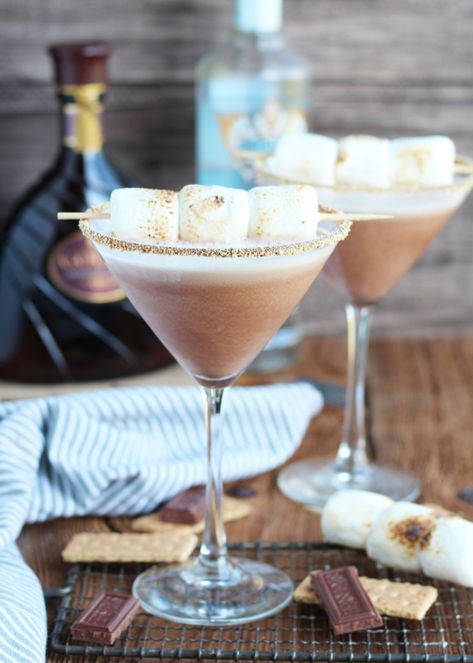 Godiva-Chocolate-S'mores-Martiniw7r Godiva Chocolate Liquor, Key Lime Pie Martini, Peach Martini, Holiday Martinis, Chocolate Smores, Smore Recipes, Chicken Stroganoff, Liquor Recipes, Chocolate Martini