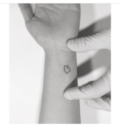 Little Minimalist Heart And Bunny Tattoo #tattoo #ink #inked #inkspiration #heart #bunny #bunnytattoo #tattoodesign #minimalist Hase Tattoos, Bunny Tattoo, Stick Poke Tattoo, Rabbit Tattoo, Petit Tattoo, Bunny Tattoos, Rabbit Tattoos, Cute Tiny Tattoos, Cute Small Tattoos